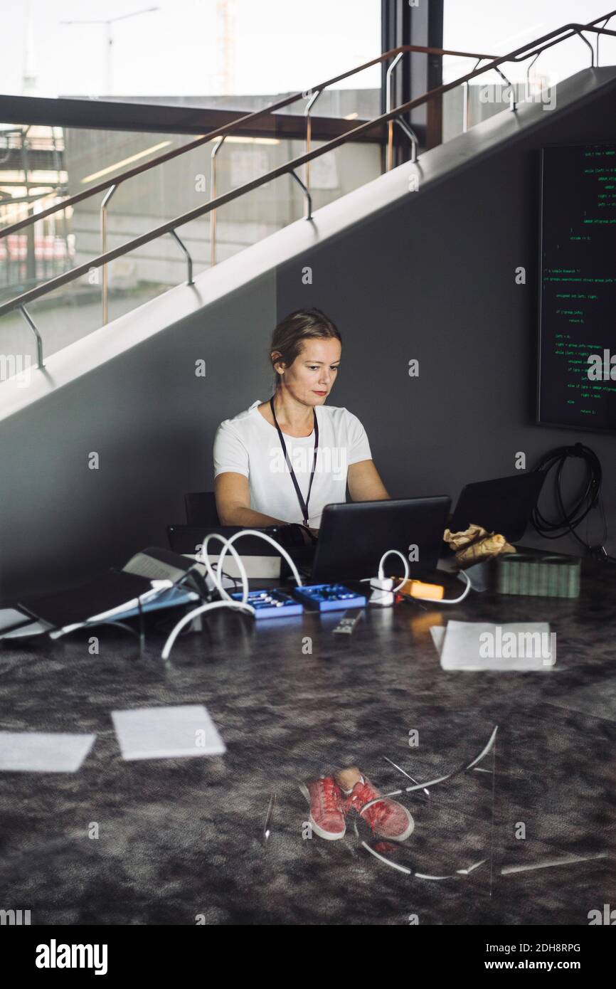 Weibliche IT-Profis, die im kreativen Büro am Laptop arbeiten Stockfoto