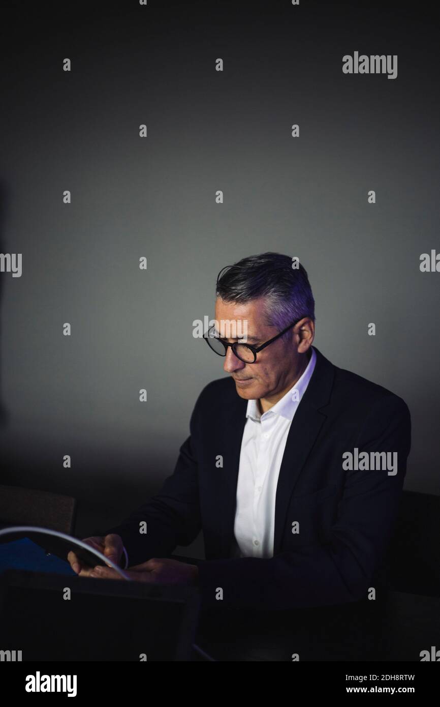 Selbstbewusster, reifer Ingenieur, der im Büro an der Wand arbeitet Stockfoto