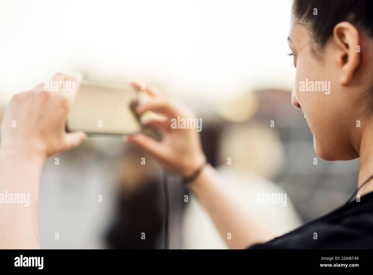 Zugeschnittenes Bild einer Frau, die vom Mobiltelefon fotografiert Stockfoto