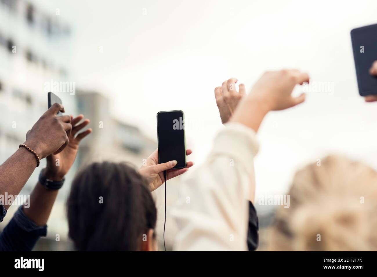 Aus der Sicht von Freunden, die Smartphones halten Stockfoto