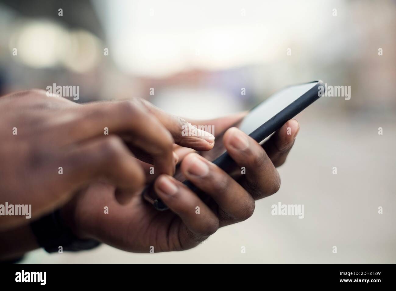 Bild des Mannes mit Smartphone zugeschnitten Stockfoto