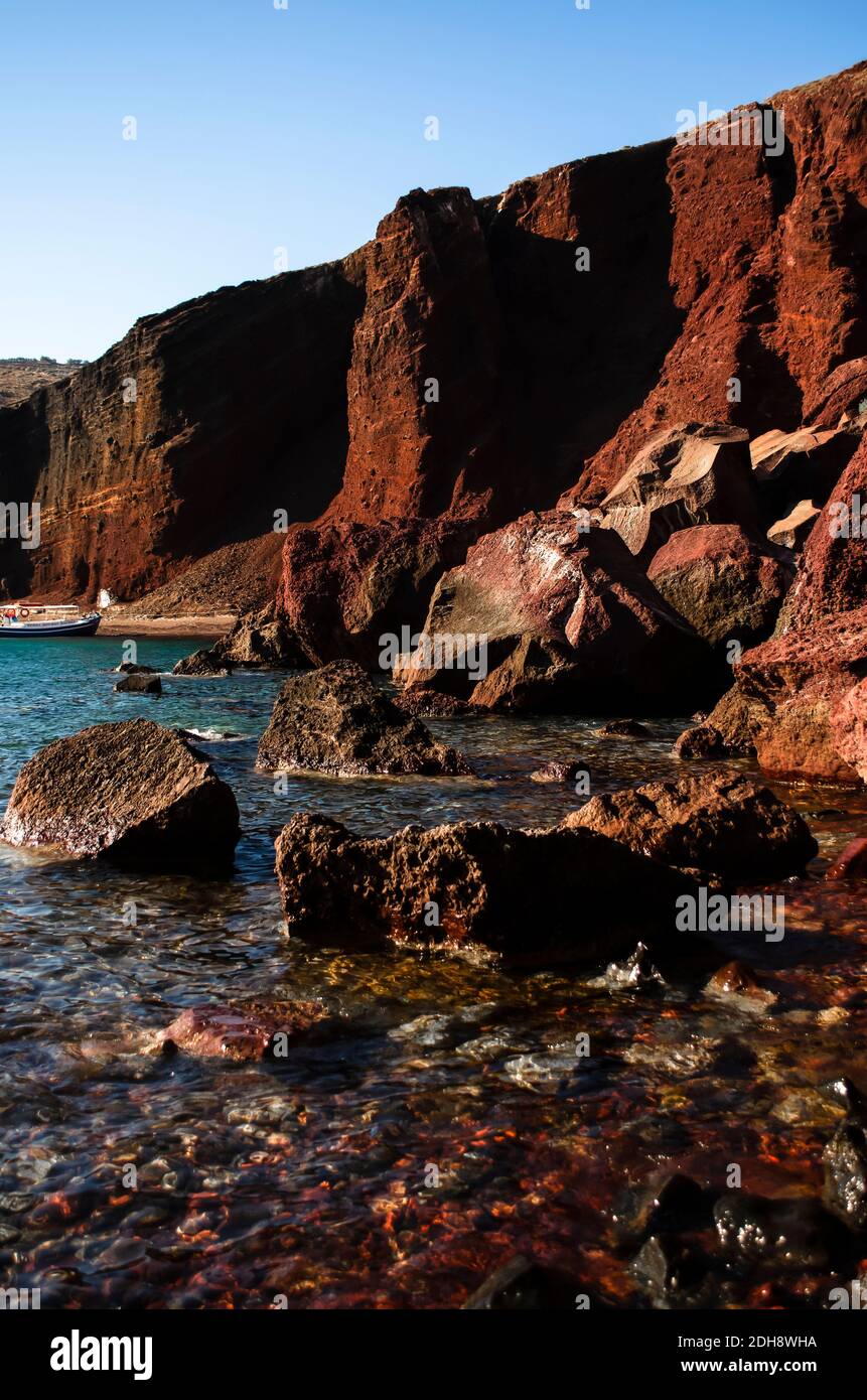 Roter Strand vom Meer aus, Santorini Insel Stockfoto