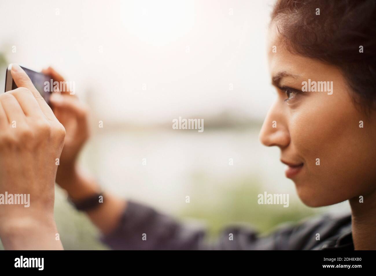 Nahaufnahme der Frau, die mit dem Smartphone fotografiert Stockfoto