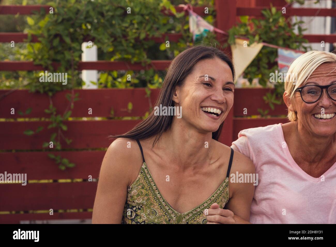 Fröhliche reife Frauen genießen Gartenparty im Hinterhof Stockfoto