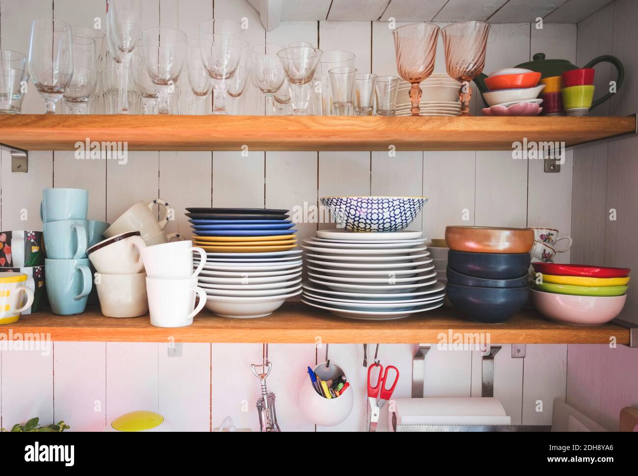 Geschirr und Gläser auf Regalen in der Küche zu Hause Stockfoto
