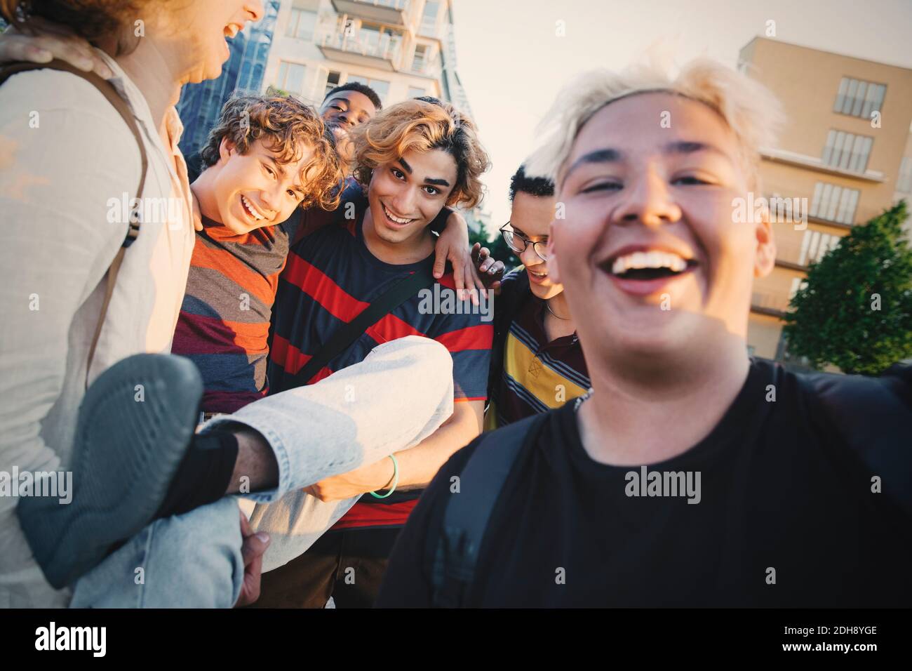 Porträt von fröhlichen männlichen Freunden in der Stadt Stockfoto
