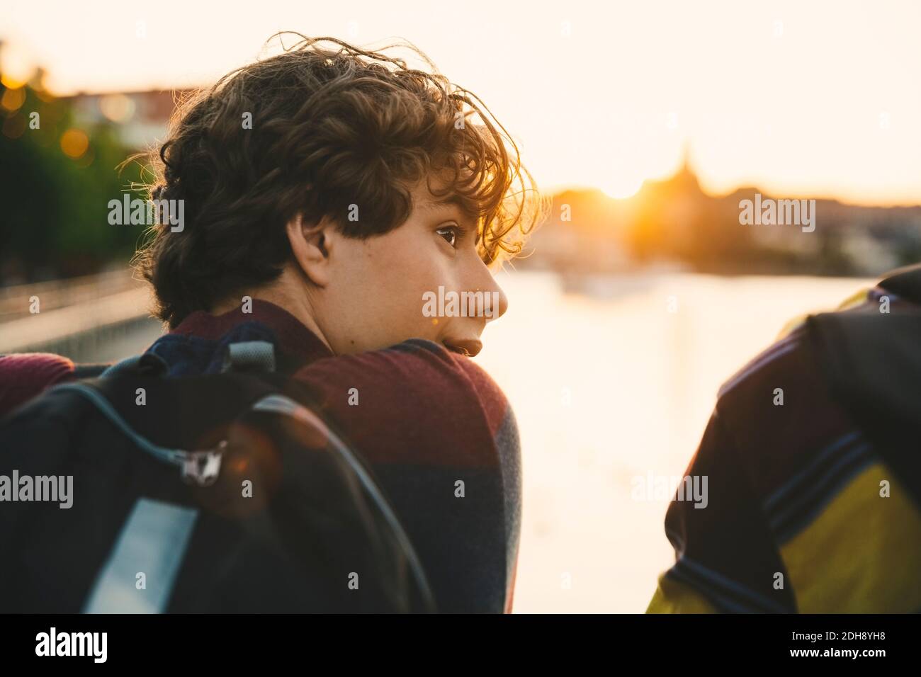 Rückansicht des Teenagerjungen, der mit einem Freund spricht, während er steht In der Stadt Stockfoto