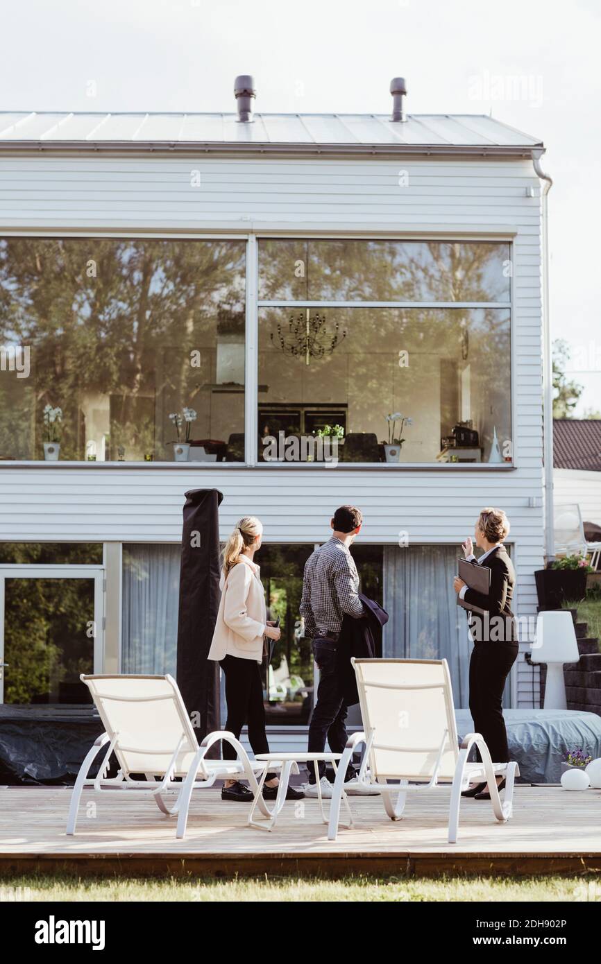 Seitenansicht des Immobilienmaklers zeigt neue Immobilie an Paar Stockfoto