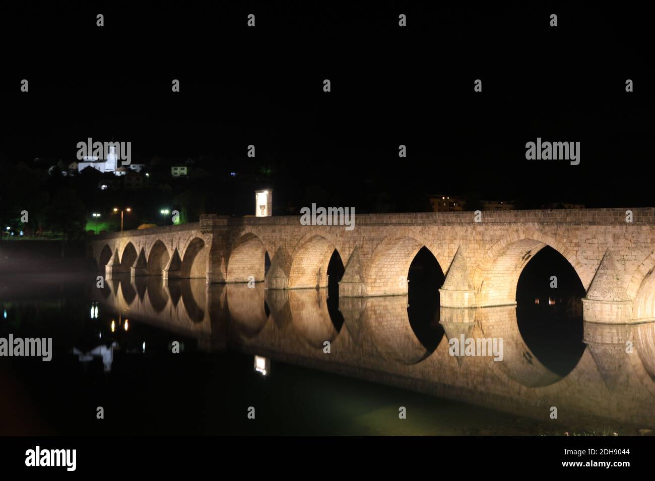 Mehmed Pasa Sokolovic Bridge bei Nacht, historische Brücke in Visegrad, über den Fluss Drina im Osten Bosniens und Herzegowinas Stockfoto