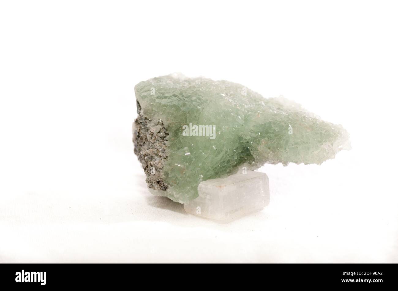 Apophyllit auf prehnit Kristall mineral Probe auf Granit Stockfoto