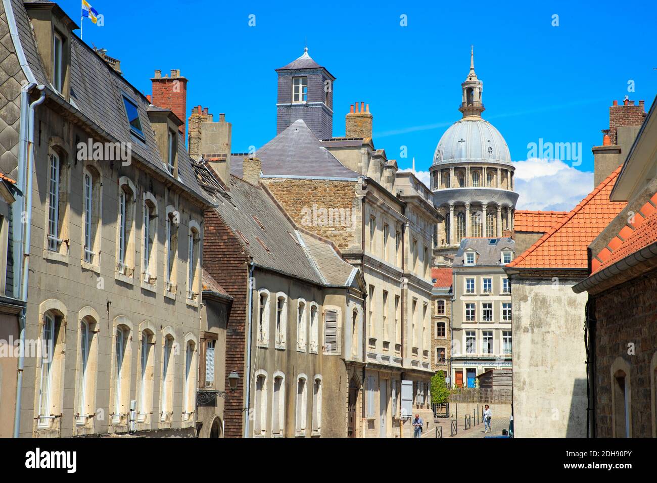 Boulogne-sur-Mer (Nordfrankreich): Häuser im Stadtzentrum und Notre-Dame Basilika, in der Altstadt Stockfoto