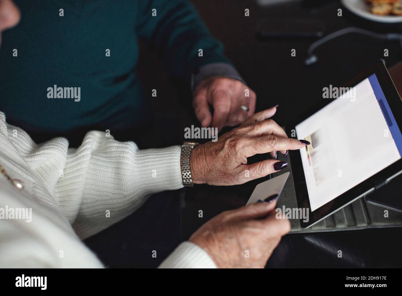 Ältere Paare einkaufen online über digitale Tablet zu Hause Stockfoto