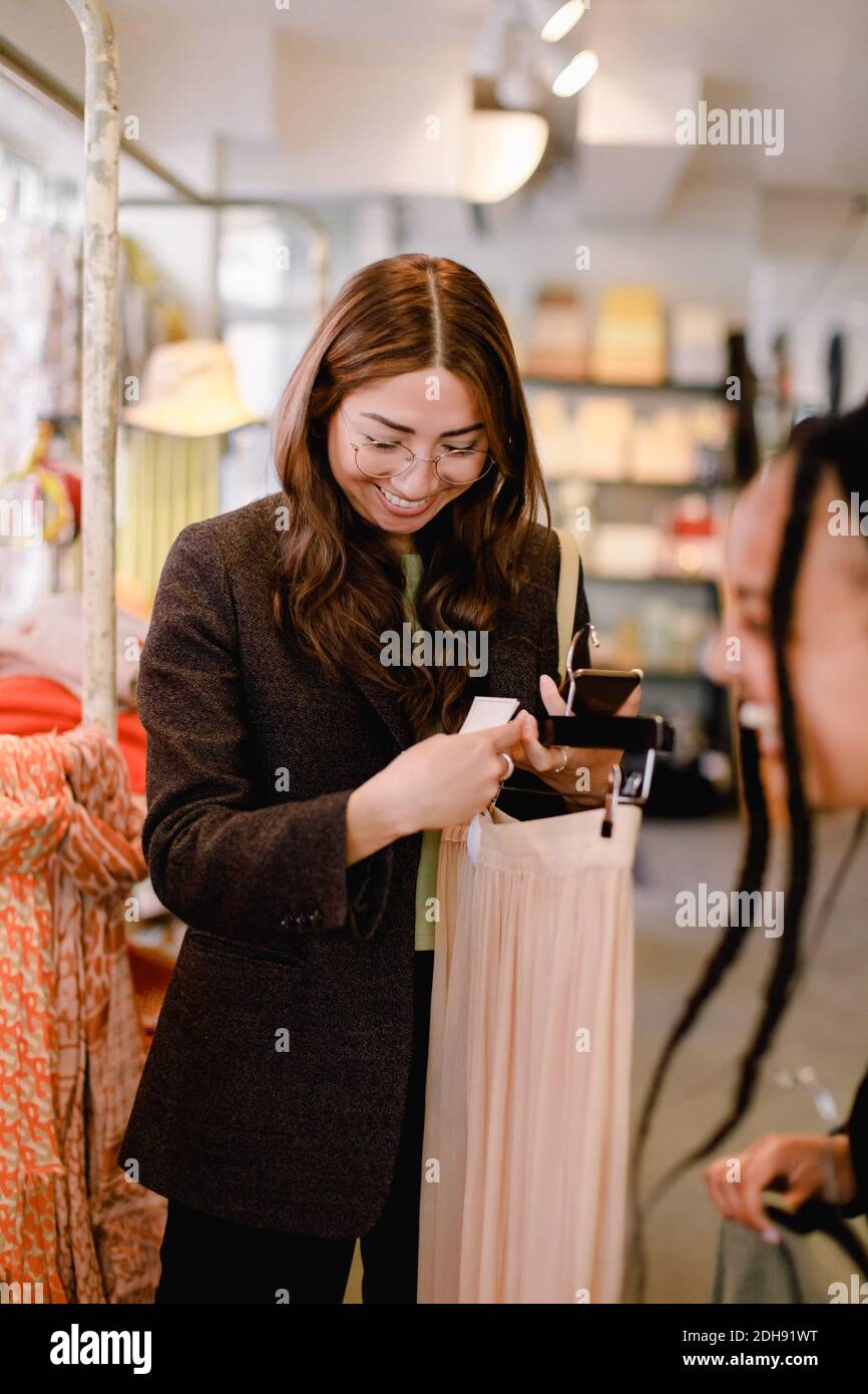Glückliche Freunde sprechen beim Einkaufen im Einzelhandel Stockfoto