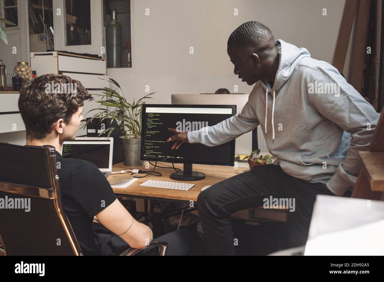 Computerprogrammierer, die am Arbeitsplatz an der Codierung arbeiten Stockfoto