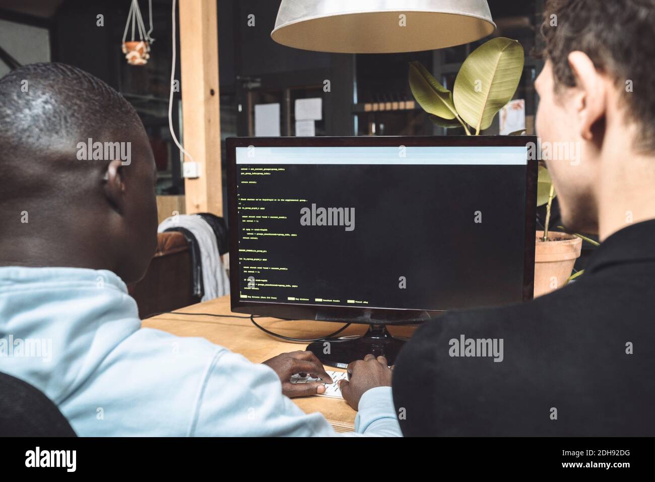 Computerprogrammierer, die am Arbeitsplatz an der Codierung arbeiten Stockfoto