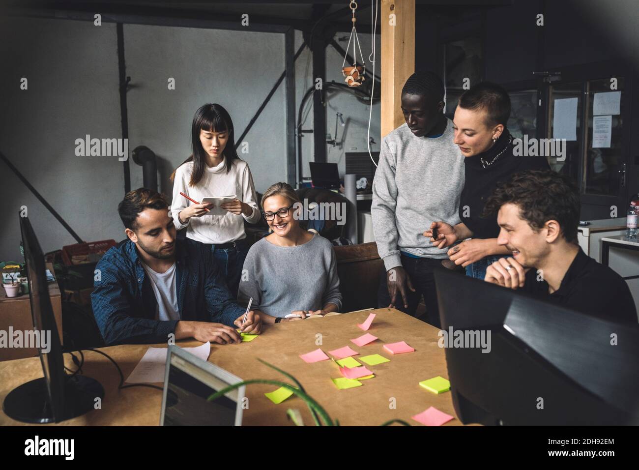 Kollegen diskutieren über die Start-up-Strategie am Arbeitsplatz Stockfoto