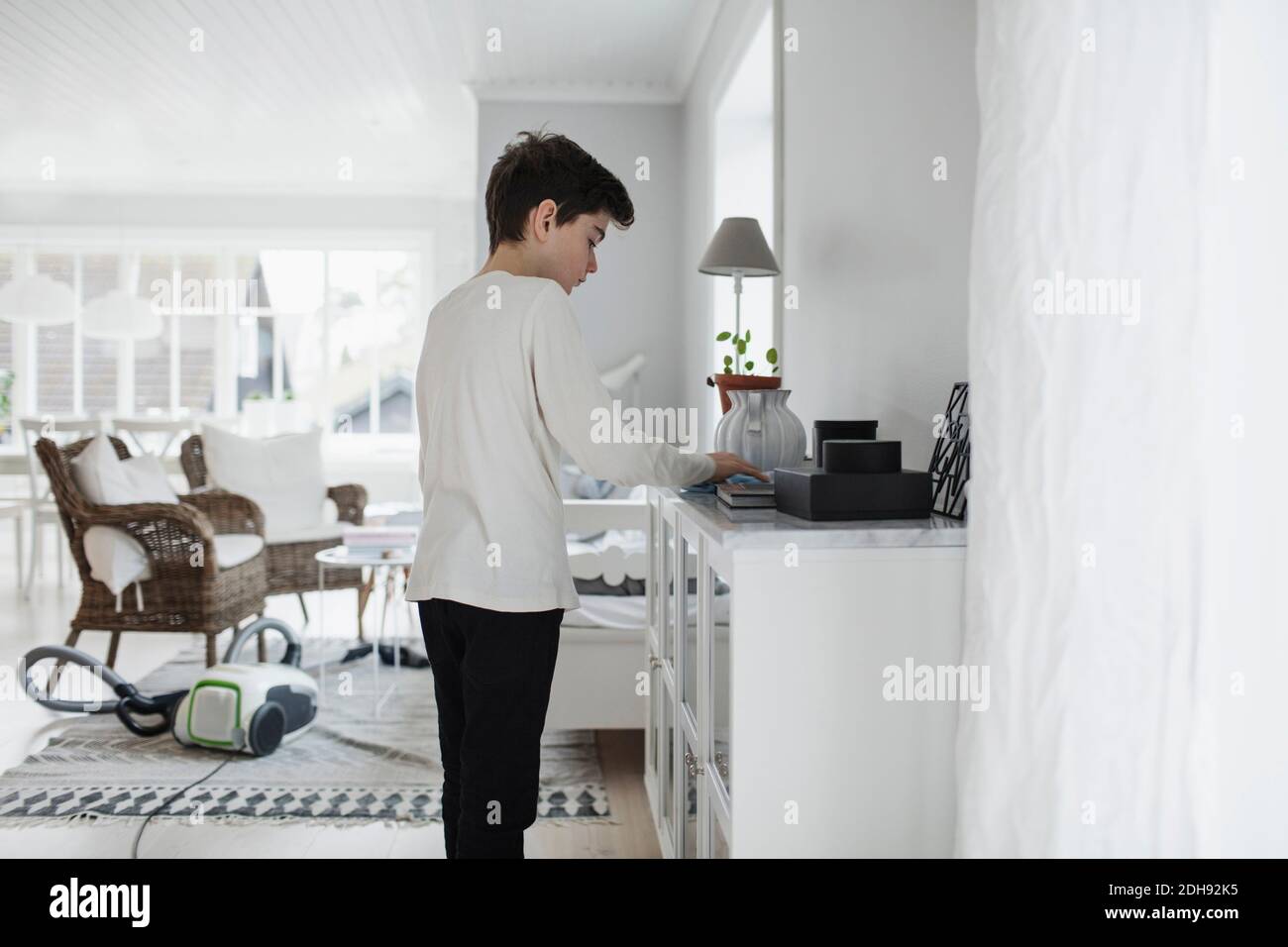Junge Reinigungsschrank im Wohnzimmer zu Hause Stockfoto