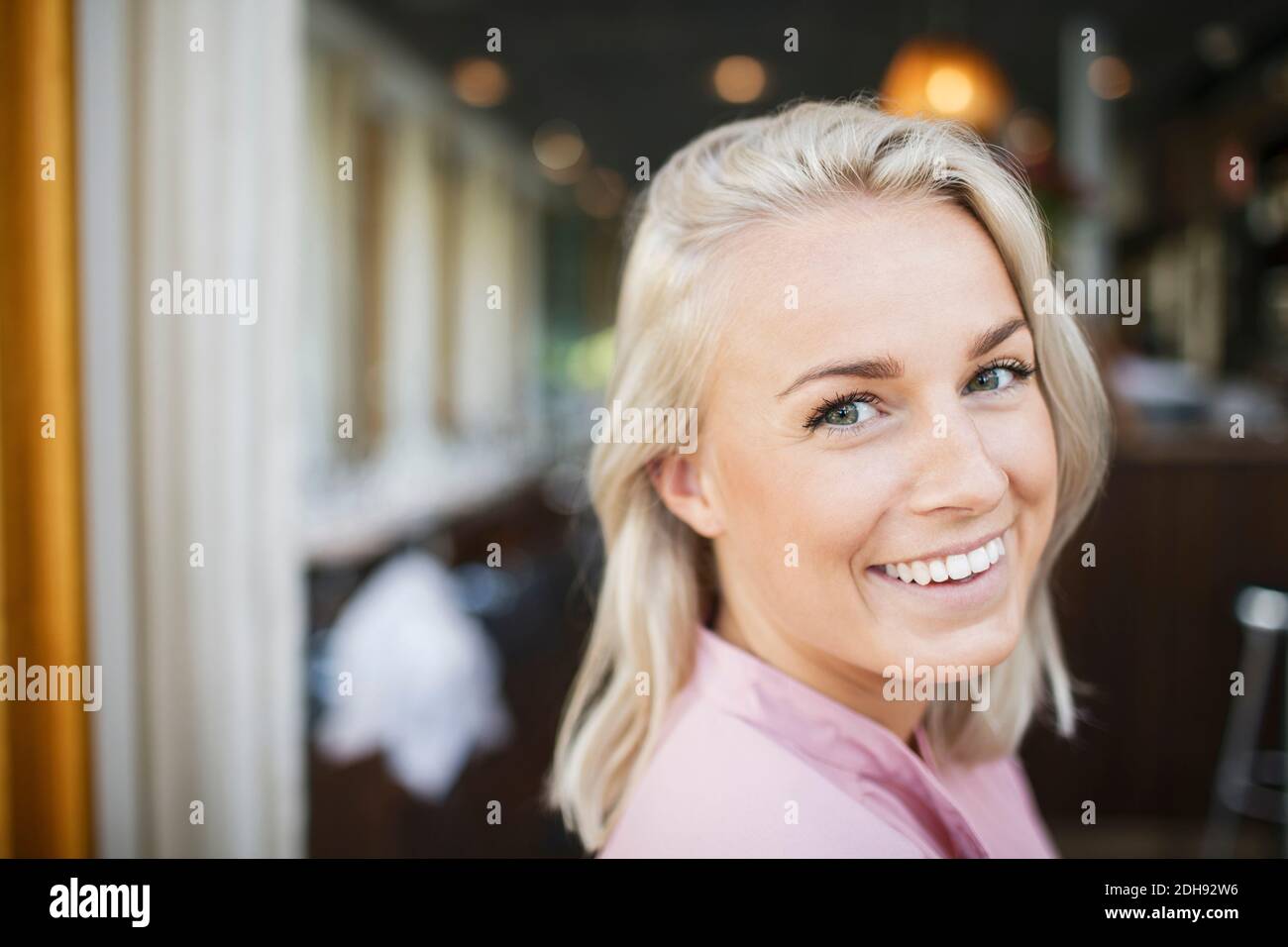 Porträt einer glücklichen blonden Geschäftsfrau im Restaurant Stockfoto