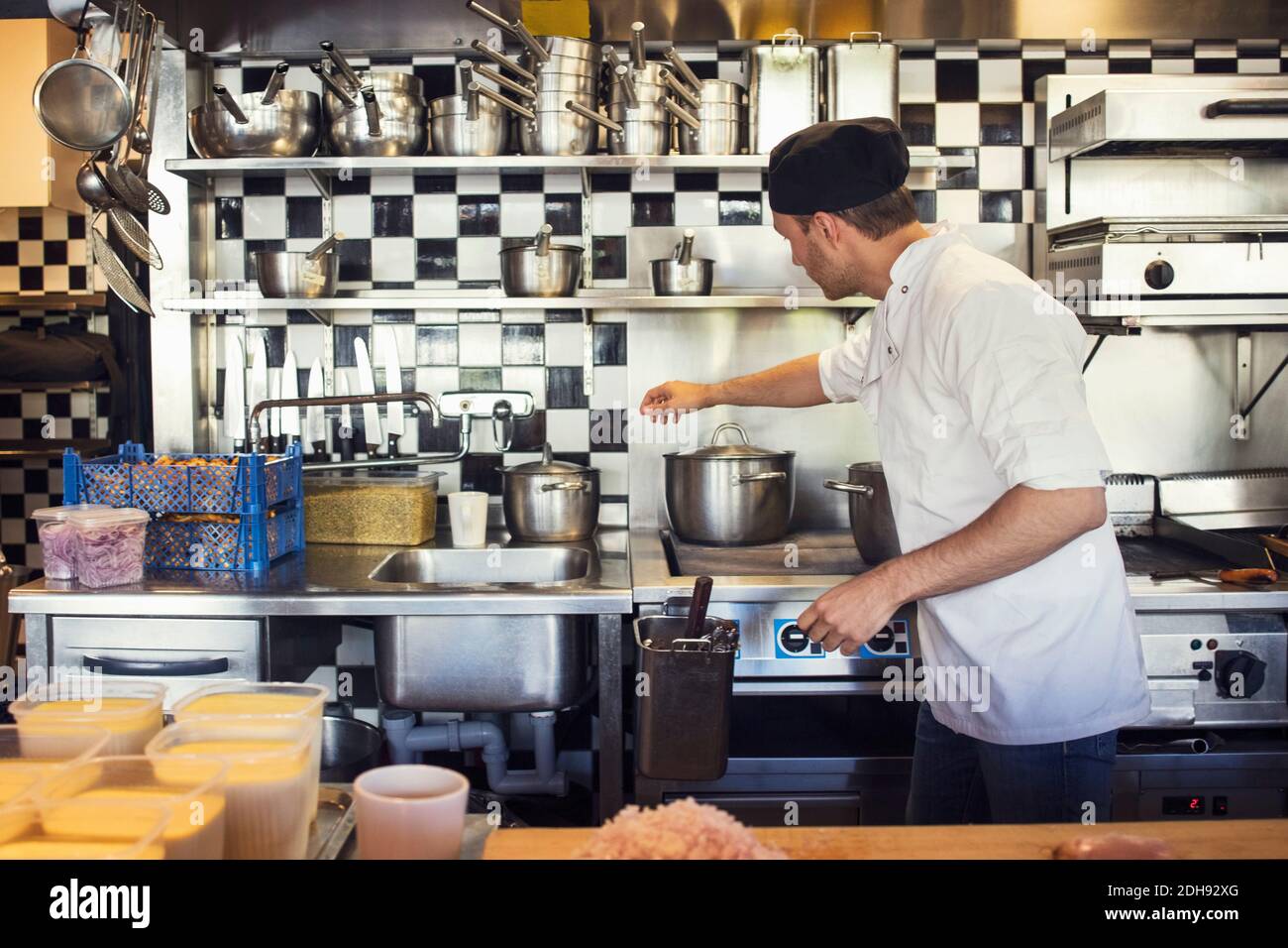 Männlicher Koch, der in der Küche des Restaurants kocht Stockfoto