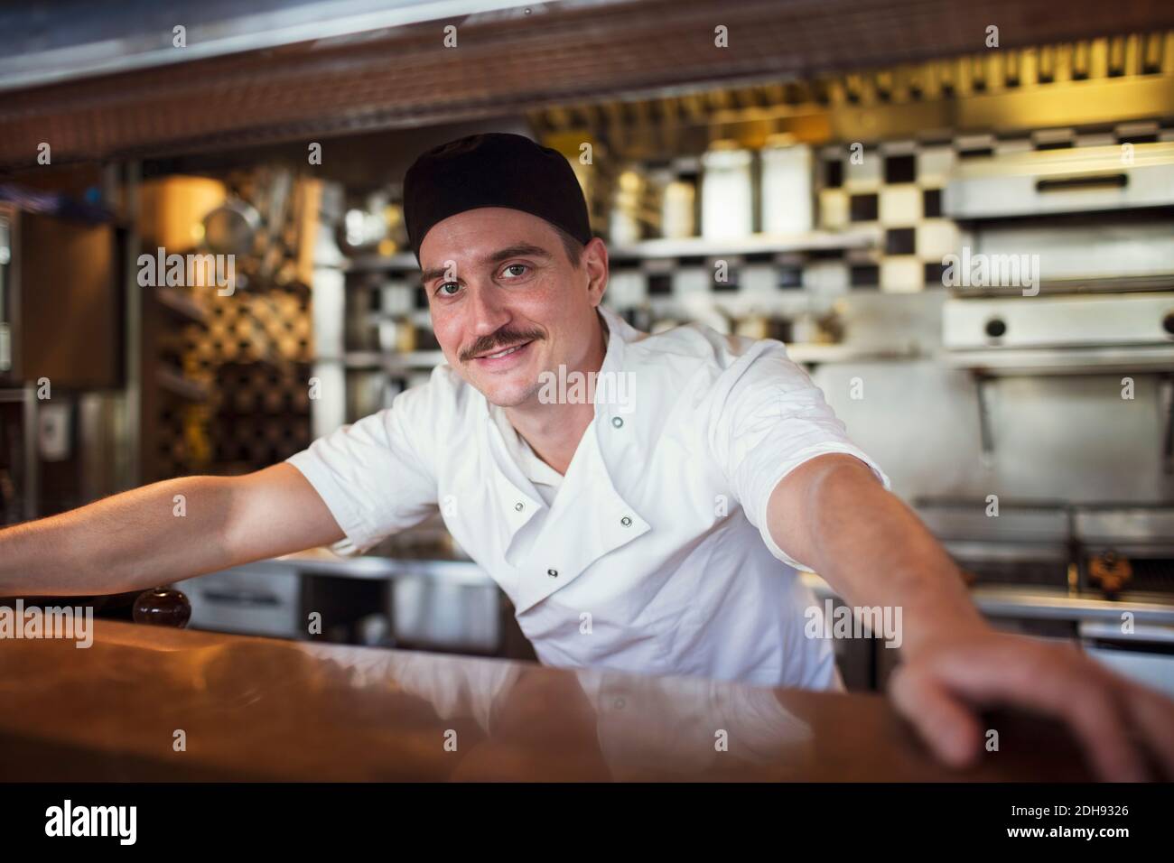 Porträt eines glücklichen Kellners, der im Restaurant steht Stockfoto