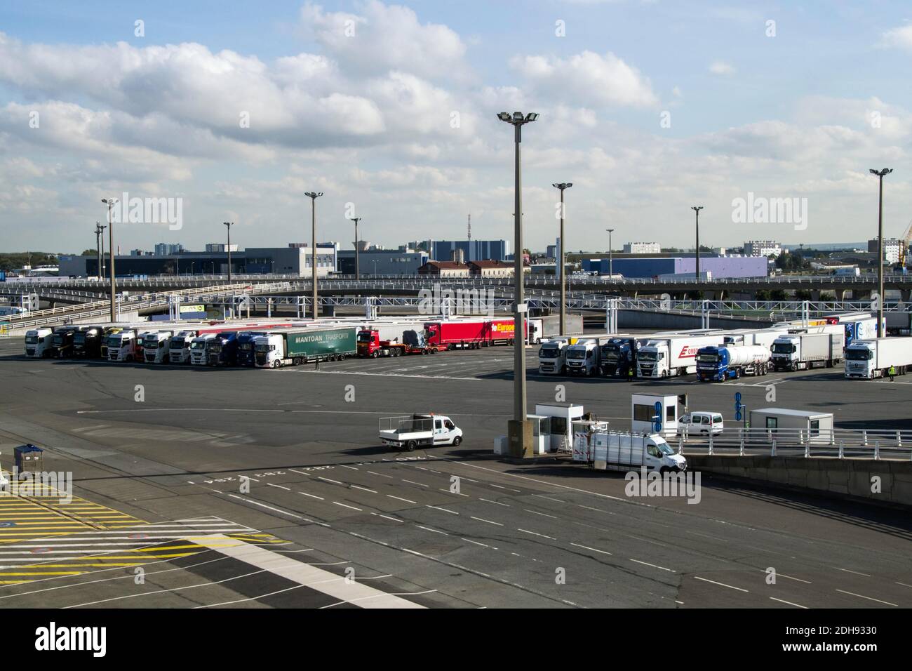 Calais Hafen - Linien von Lastwagen warten auf Fähren zu besteigen. Stockfoto