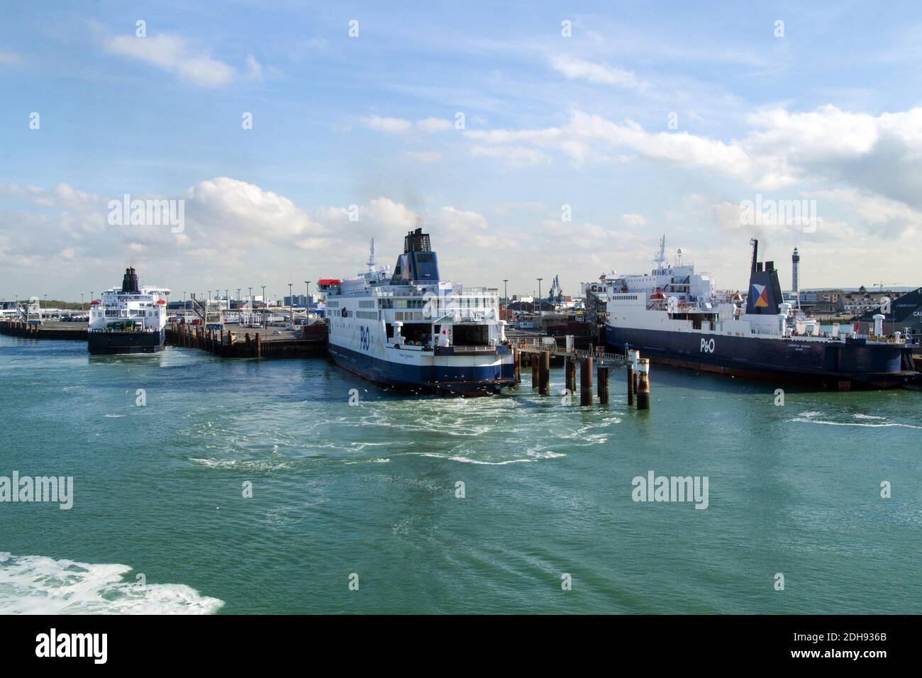 Die Fähren legen im Hafen von Calais von der aus gesehen Meer Stockfoto