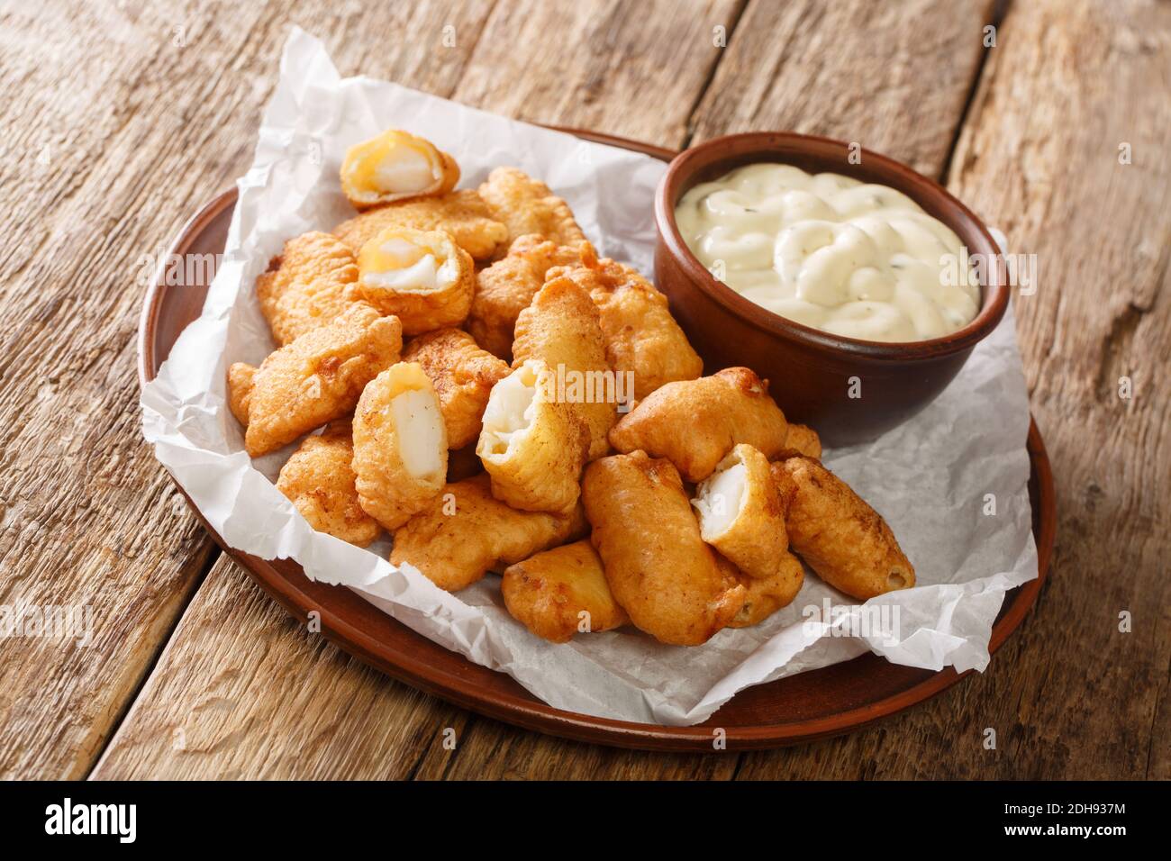 Beliebte holländische Street Food Kibbeling Artikel bestehend aus Stücken von Kabeljau Fisch, die in Teig getaucht, frittiert und serviert mit einer Dipping-Sauce schließen Stockfoto