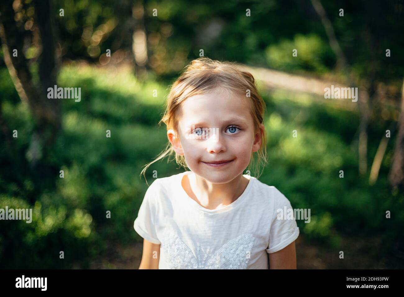 Porträt der lächelnde Mädchen steht im Wald Stockfoto