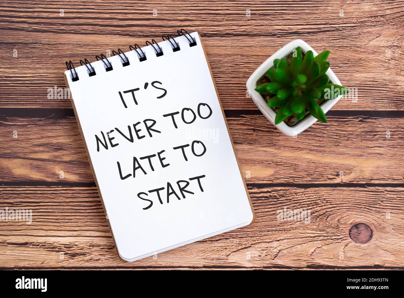 Inspirierende Zitate auf Notizblock - es ist nie zu spät, um zu beginnen. Stockfoto