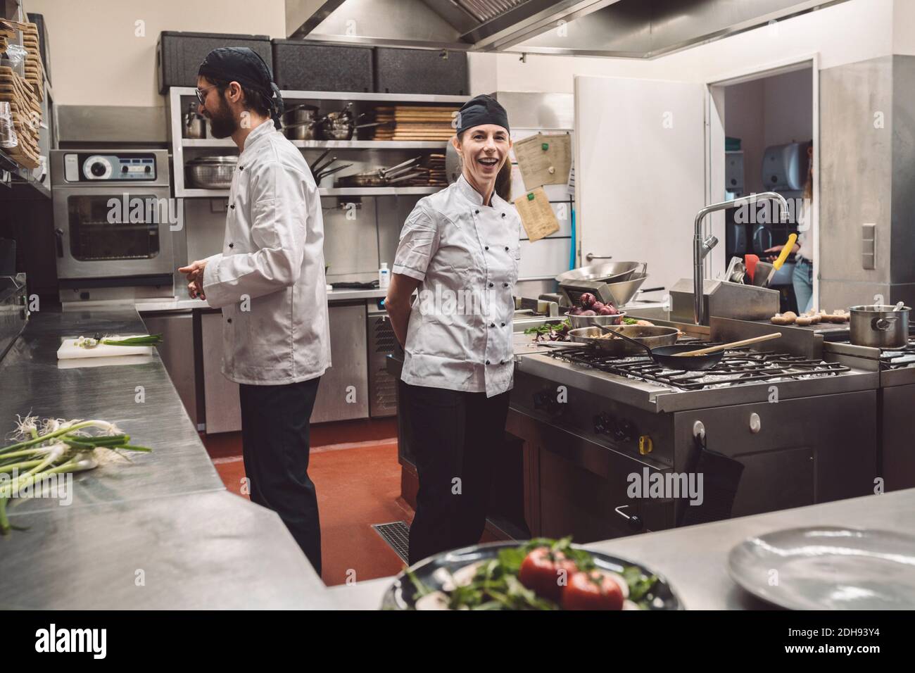 Portrait des lächelnden Küchenchefs mit Mitarbeiter im Küchenrestaurant Stockfoto