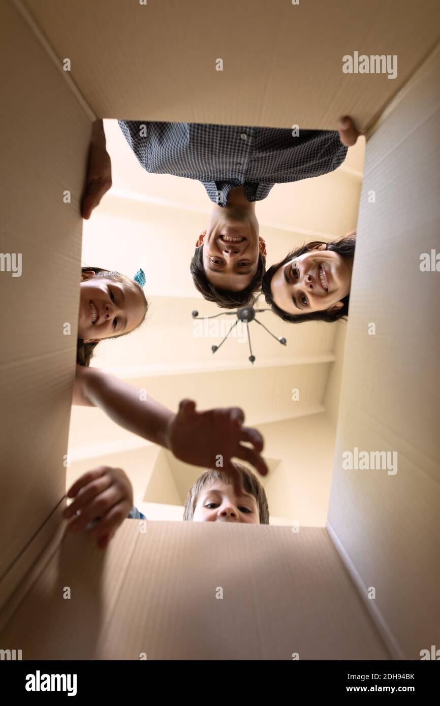 Familie zieht in ein neues Zuhause ein Stockfoto