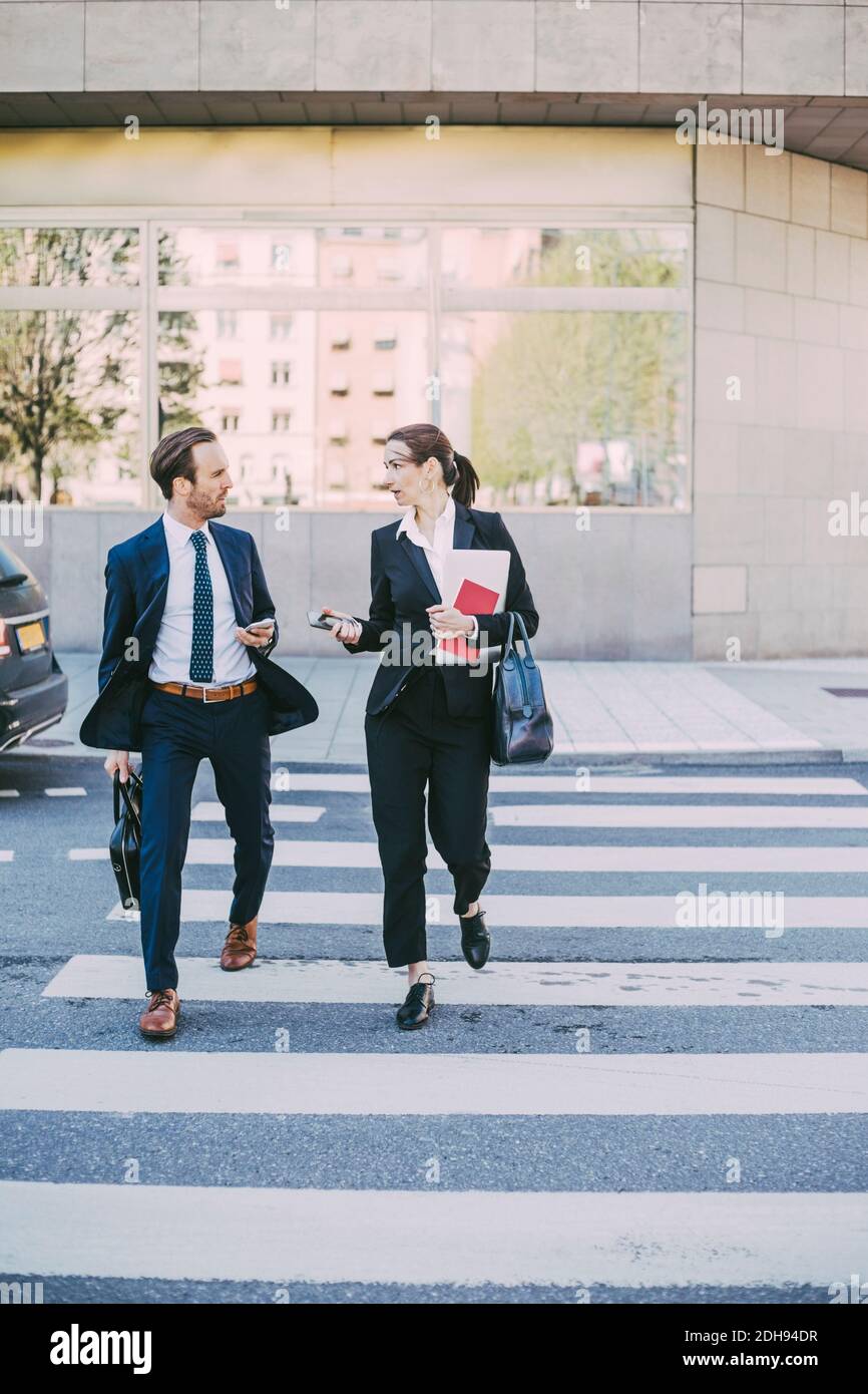 Geschäftskollegen sprechen Wile Kreuzung Straße in der Stadt Stockfoto