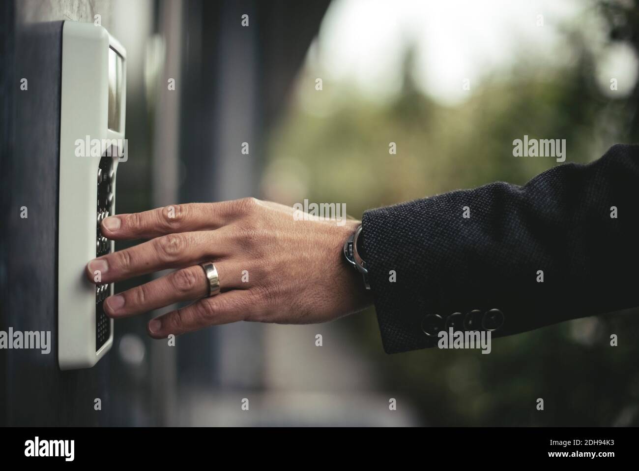 Zugeschnittenes Bild der Hand eines Geschäftsmannes, der den Sicherheitscode eingibt Stockfoto