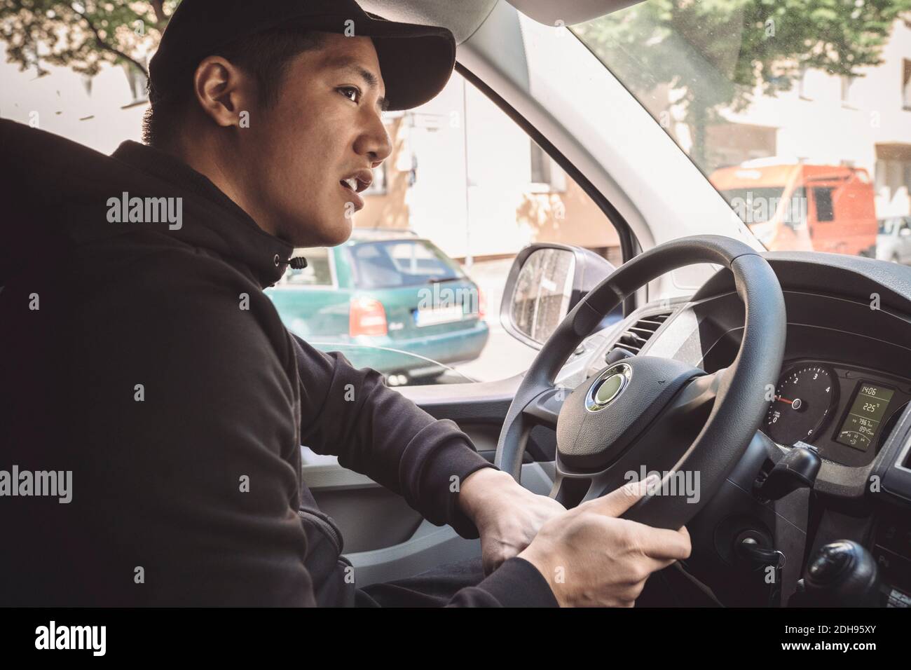 Anlieferer fährt LKW Stockfoto