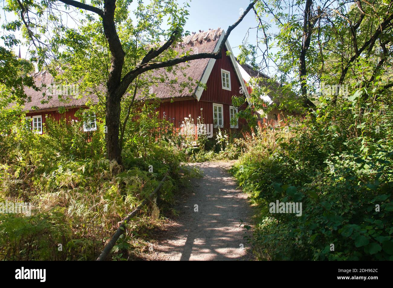 Traditionelles rotes schwedisches Holzhaus in Stockholms ländlichem Park Stockfoto