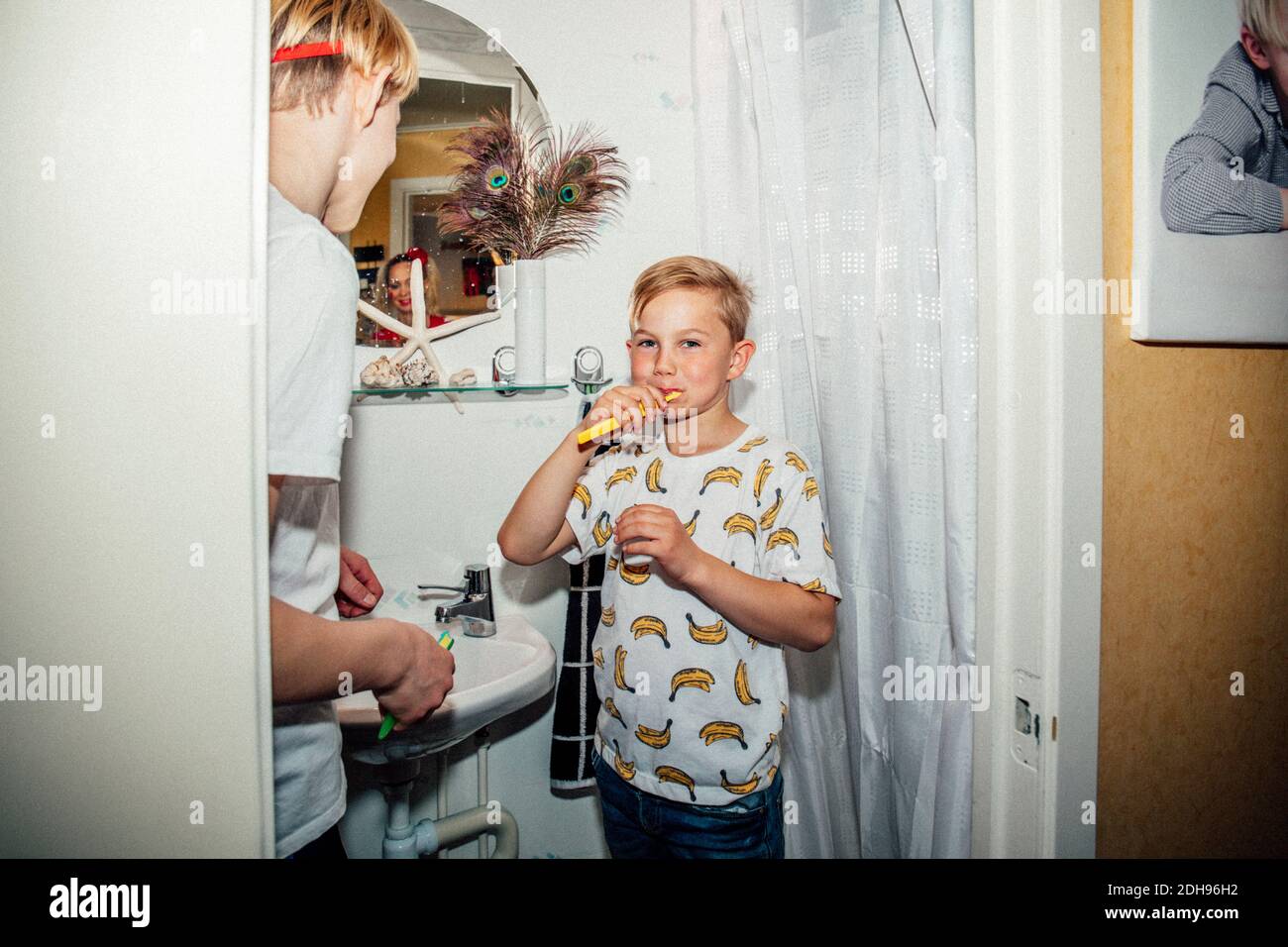 Porträt eines Jungen Zähneputzen am Morgen Stockfoto