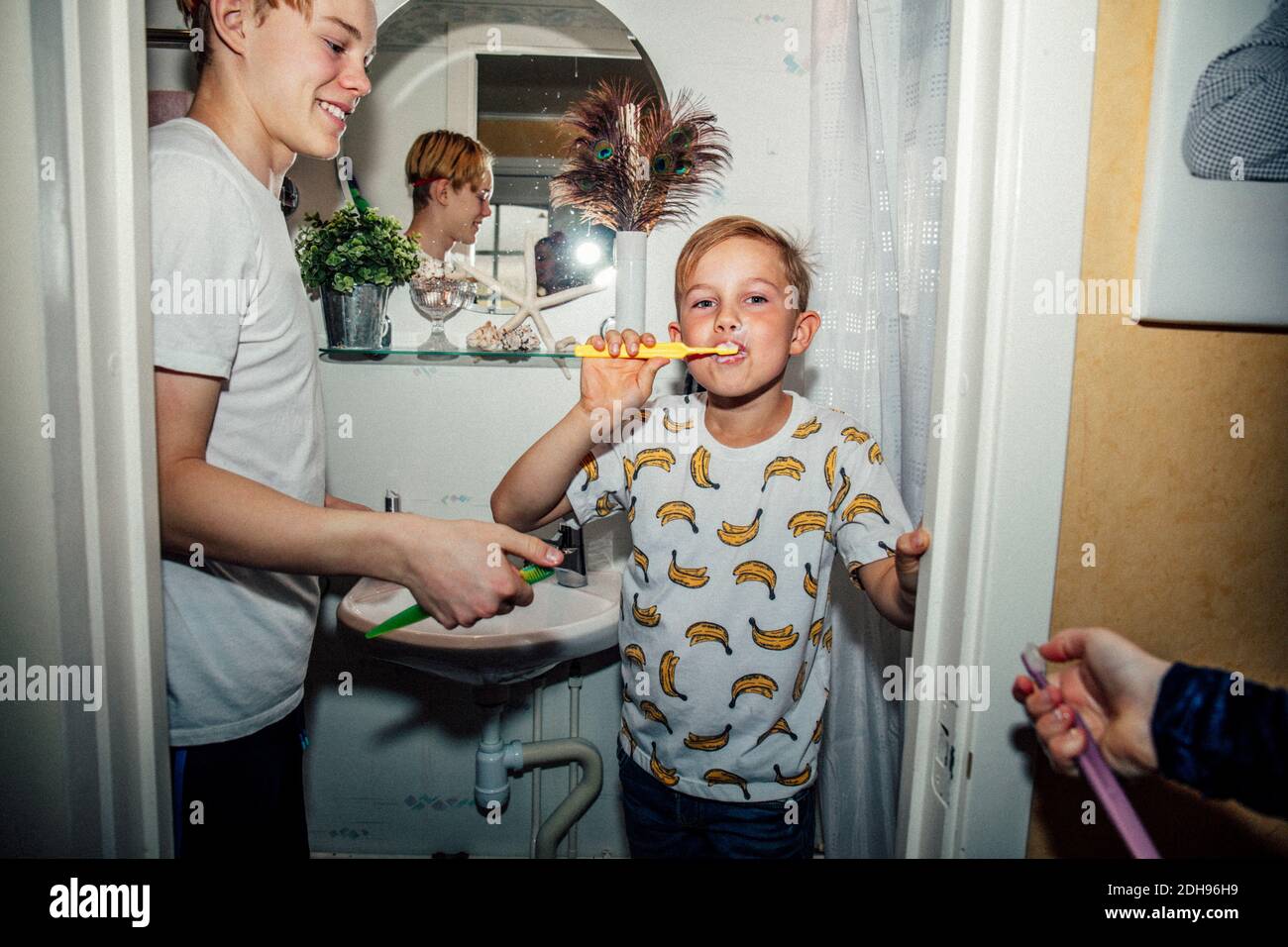 Porträt eines Jungen Zähneputzen in der Nähe von Waschbecken Stockfoto