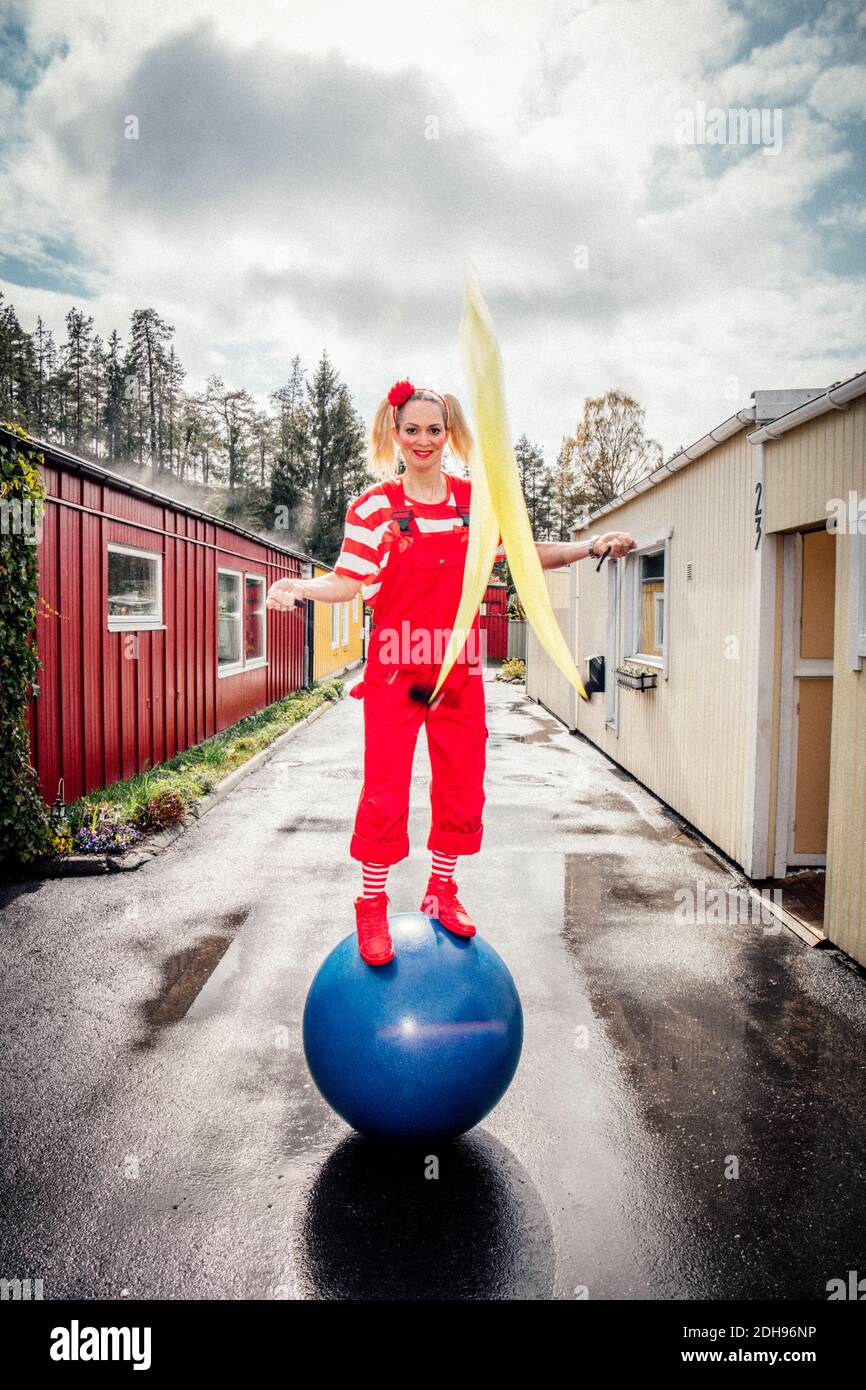 Porträt einer lächelnden Frau, die auf dem Fitnessball steht Stockfoto