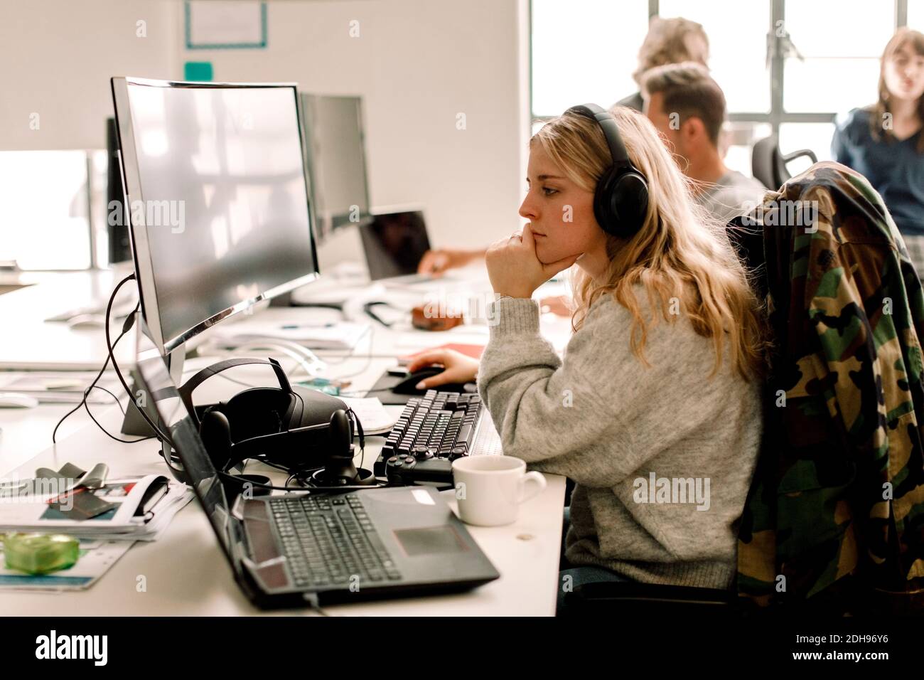 Kollegin, die im Büro am Computer arbeitet Stockfoto