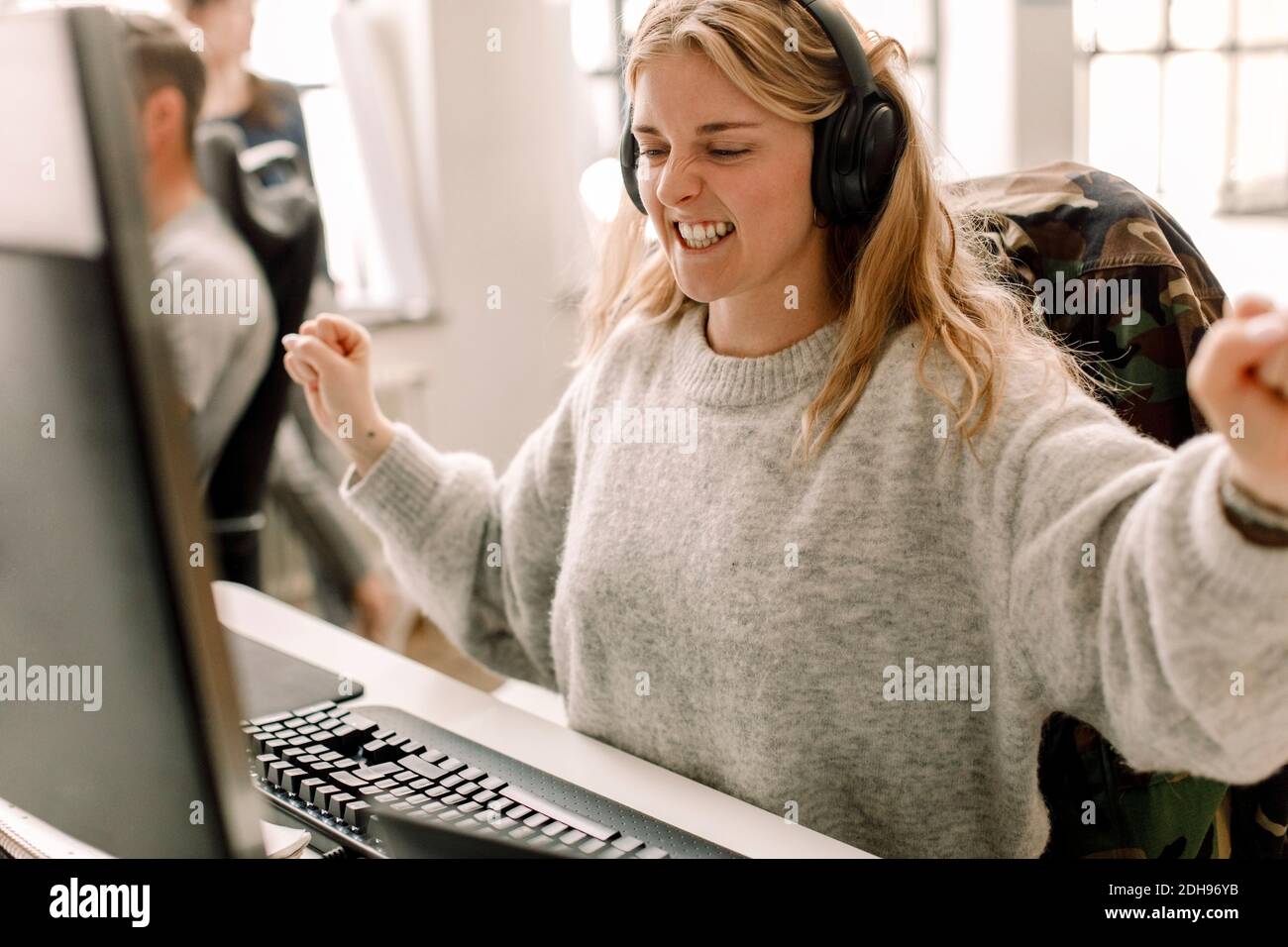 Weibliche Unternehmerin jubeln beim Blick auf Computer im Büro Stockfoto