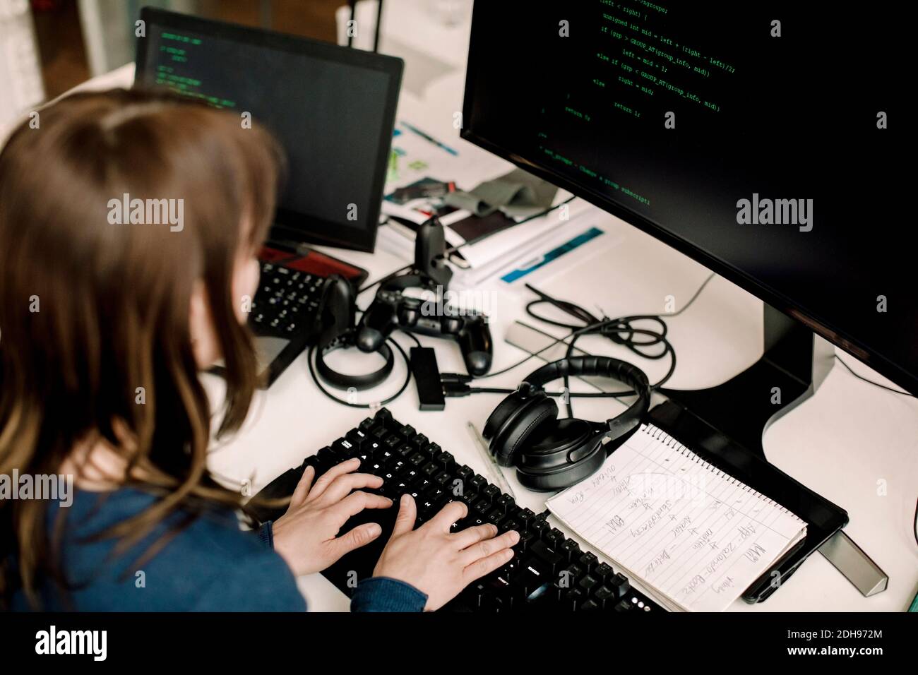 Unternehmerin, die am Arbeitsplatz an der Programmierung arbeitet Stockfoto