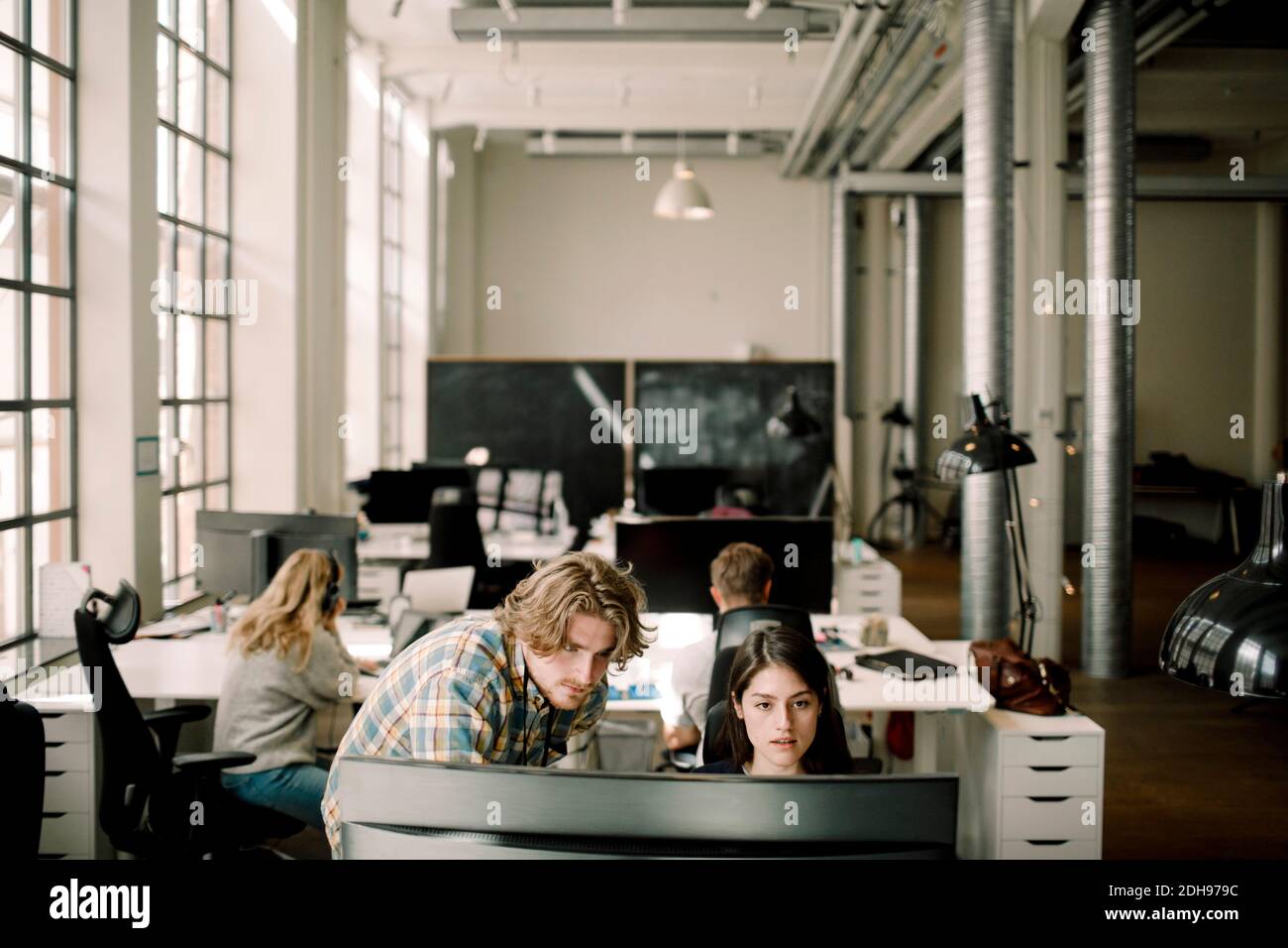 Geschäftsmann und Geschäftsfrau, die am Arbeitsplatz am Computer arbeitet Stockfoto