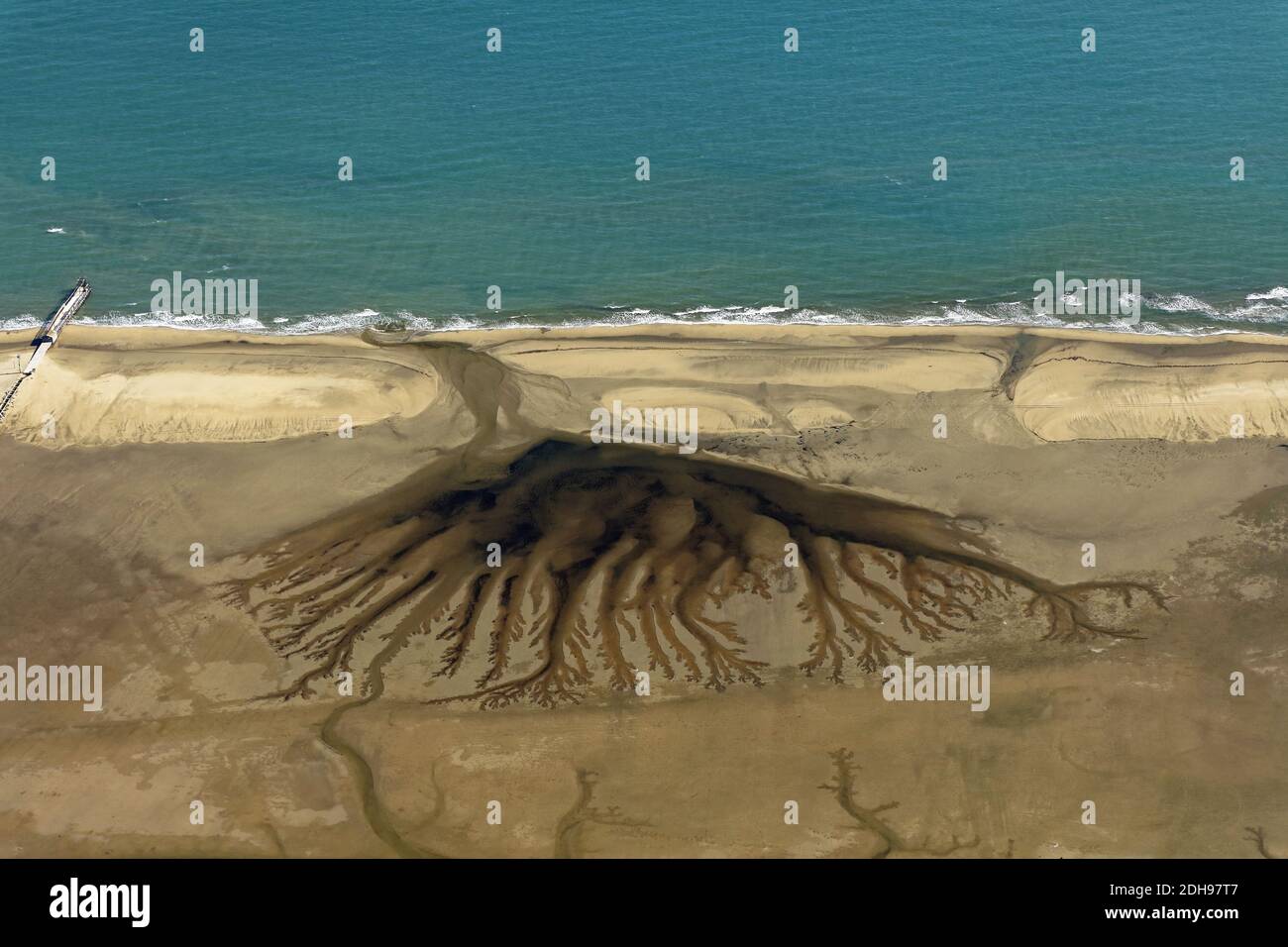 Leucate (Südfrankreich): Luftaufnahme der 'Blume' von La Franqui, erstaunliches Phänomen, das auf dem Sand durch Wasserabfluss geschaffen wurde. Stockfoto