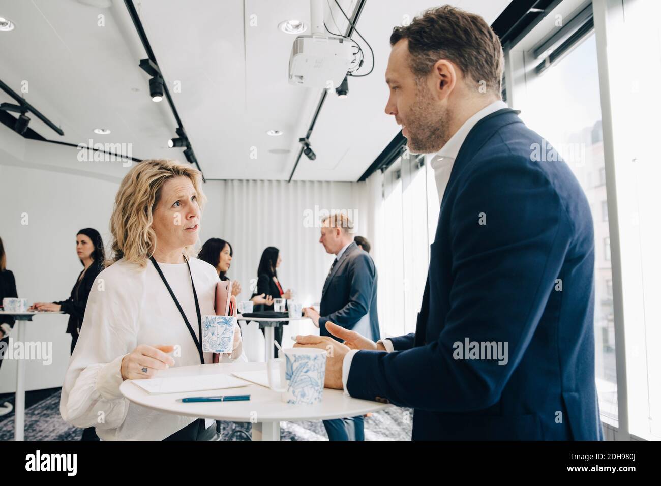 Geschäftsfrau im Gespräch mit Berufstäterin am Arbeitsplatz Stockfoto