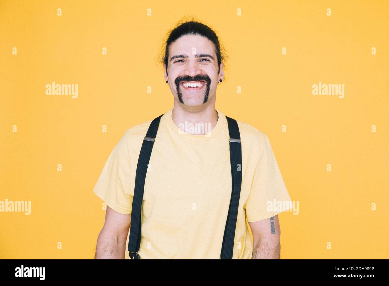 Portrait von glücklichen reifen Mann vor gelbem Hintergrund Stockfoto