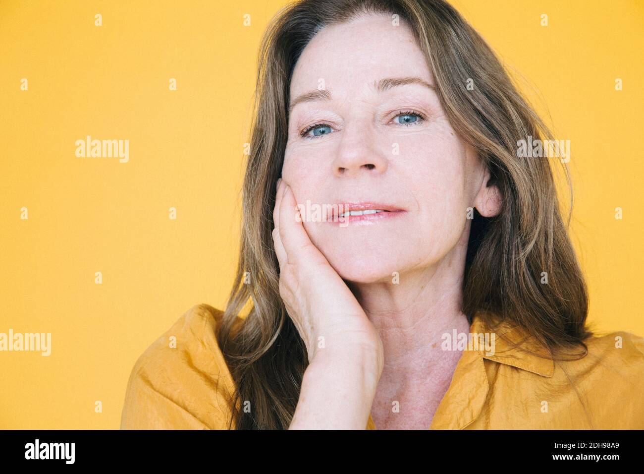 Porträt der älteren Frau auf gelbem Hintergrund Stockfoto