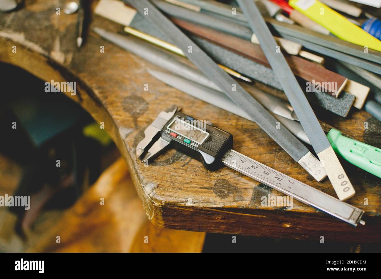 High-Angle-Ansicht des digitalen Bremssattels auf der Werkbank in Schmuck Werkstatt Stockfoto