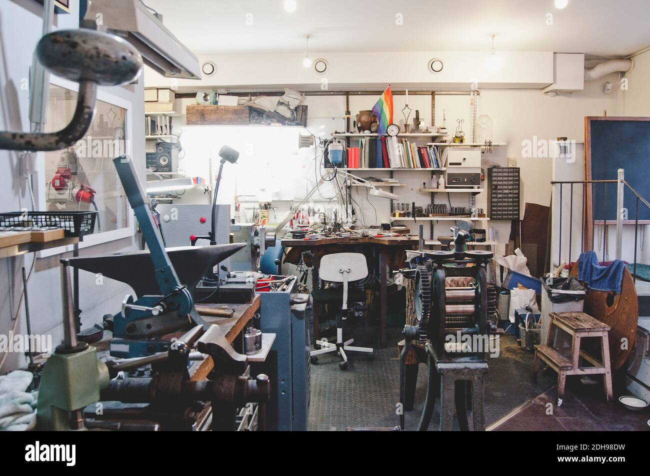 Alte Maschinen und verschiedene Arbeitswerkzeuge in der Schmuckwerkstatt Stockfoto