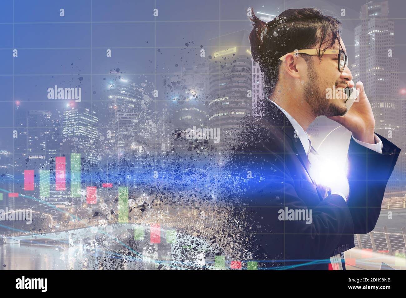 Surreale Bild der Kommunikation Konzept - Junge Unternehmer mit Handy mit modernen städtischen Gebäude Hintergrund. Zukunft Innovation Technologie und Stockfoto