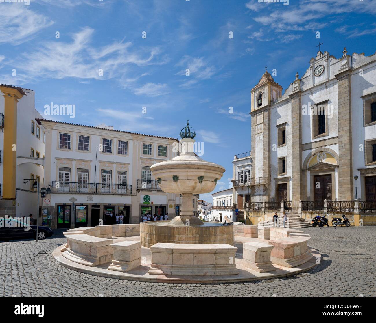 Portugal, Alentejo, Evora, Praca de Giraldo, St. Antao Kirche und fonte Henriquiana Brunnen Stockfoto